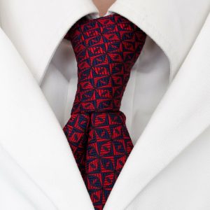 Cravate à fins motifs
